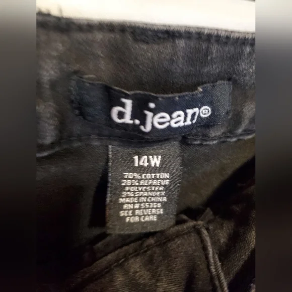 Black Denim Capri Pants - Picture 3 of 6